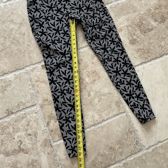 Lands' End Women's Black and White Print Leggings Casual Athleisure - Picture 7 of 9